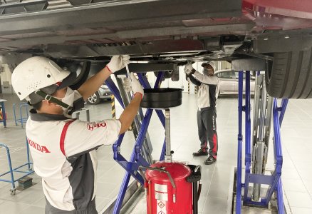 Kiểm tra gầm xe Honda trên cầu nâng tại xưởng dịch vụ