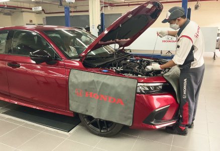 Kỹ thuật viên kiểm tra khoang động cơ xe Honda