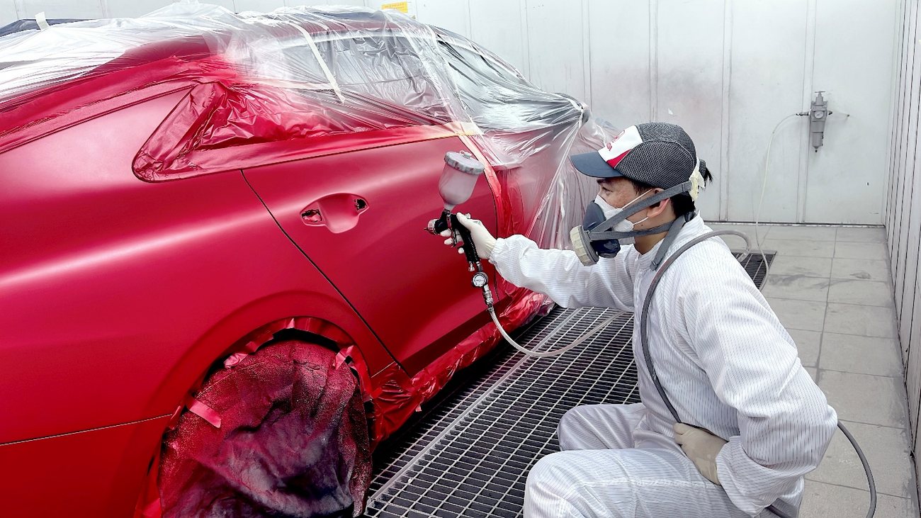 Phun sơn xe Honda trong buồng sơn tiêu chuẩn