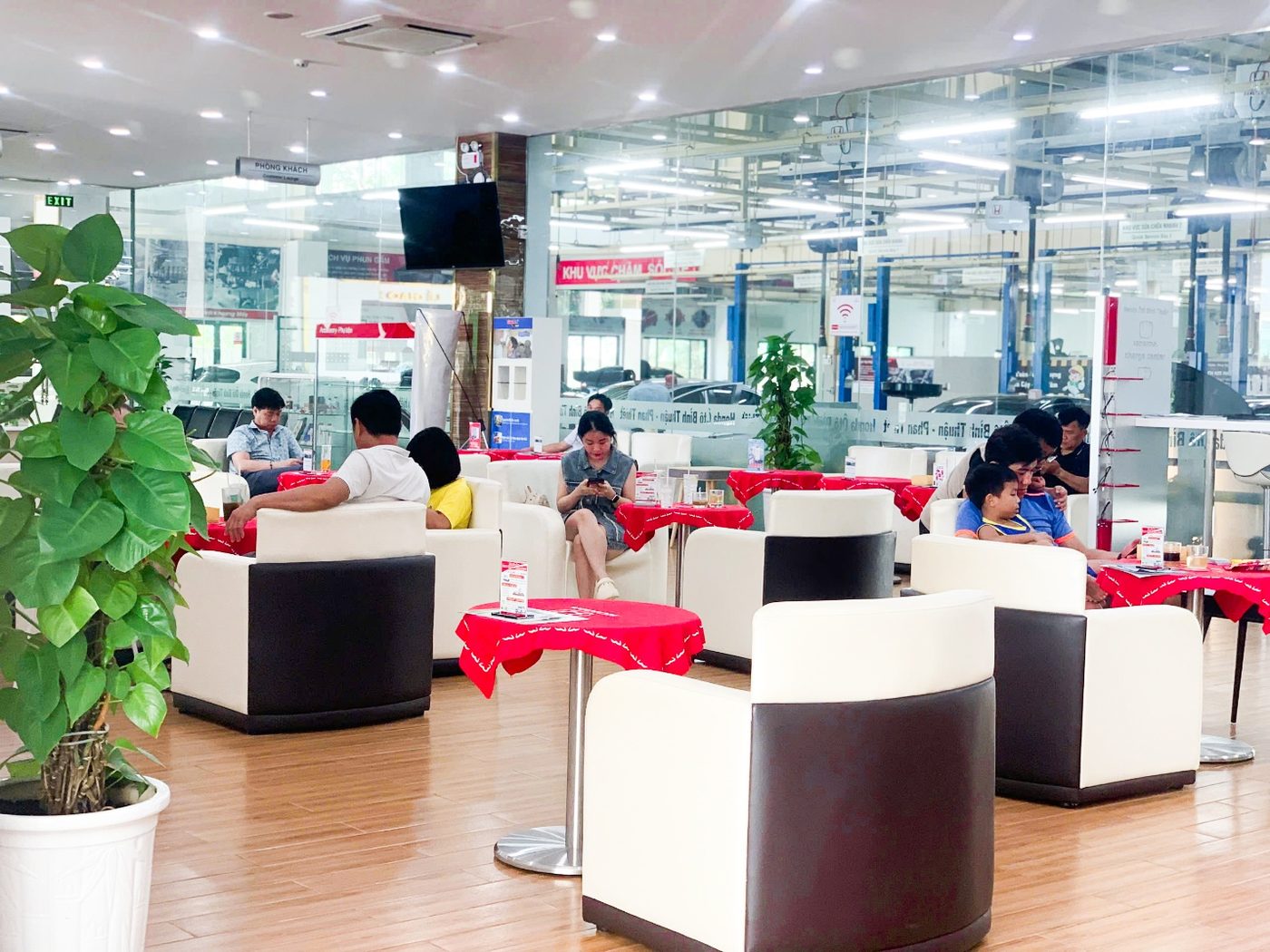 Khu vực tiếp đón và tư vấn khách hàng tại Honda Ôtô Bình Thuận - Phan Thiết