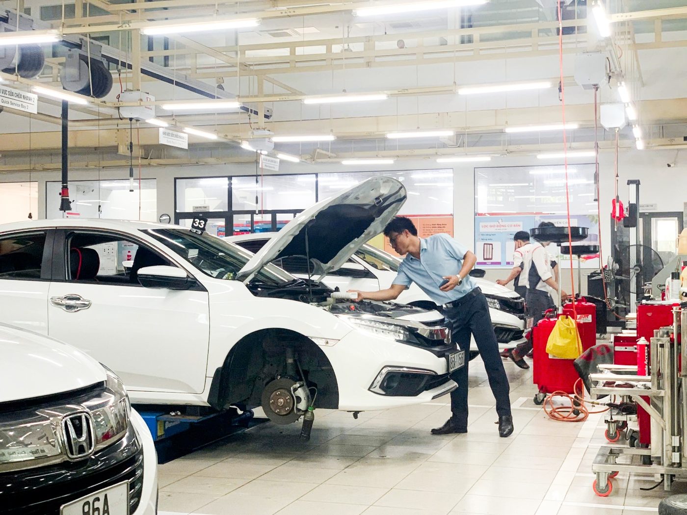 Xưởng dịch vụ Honda Ôtô Bình Thuận - Phan Thiết với kỹ thuật viên đang bảo dưỡng xe